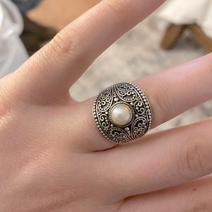 Beautiful sterling silver ring size 8. Good condition